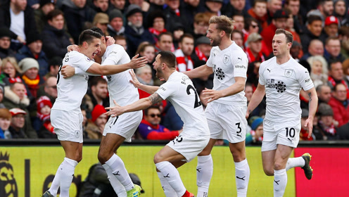 并非诺坎普首秀，世体：弗里克曾跟随拜仁在诺坎普踢过比赛（世体：弗里克并非诺坎普初秀，曾随拜仁在此出战）