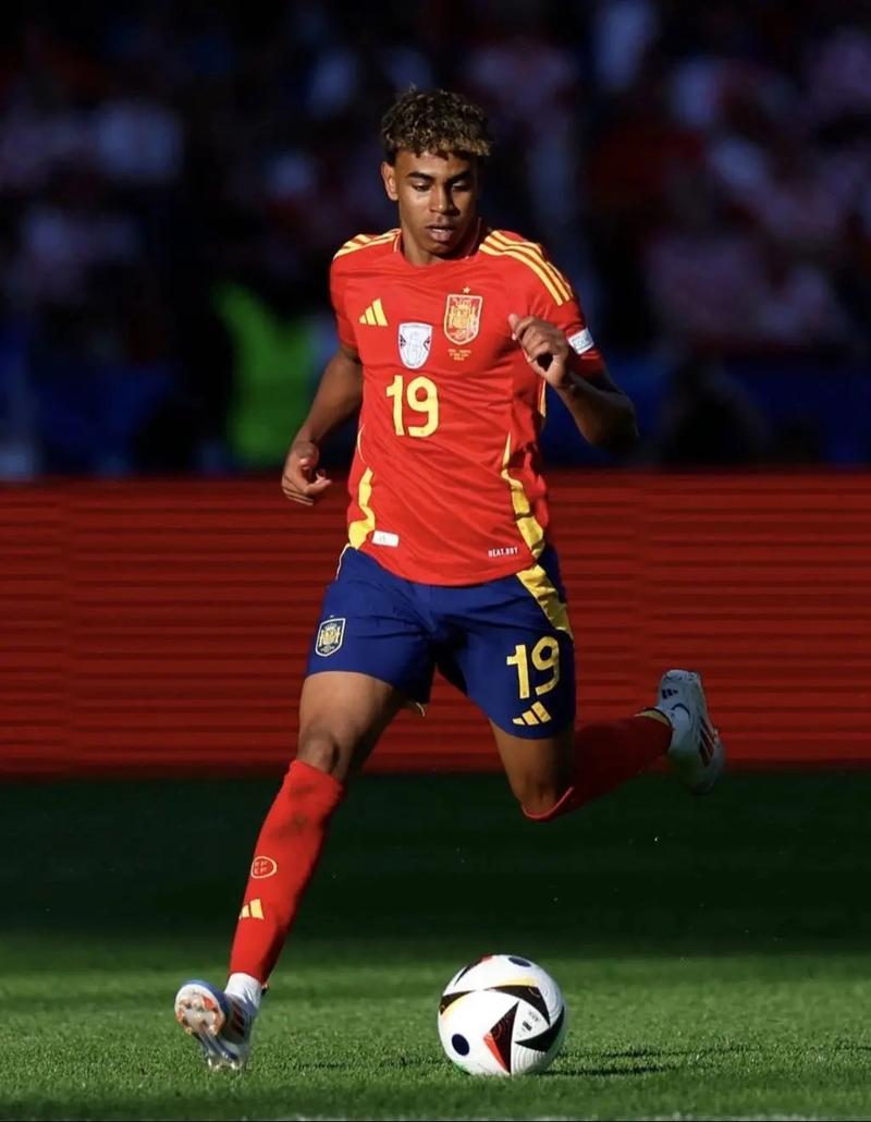 华夏幸福旧将许小龙：金元时代单场三、五百万的奖金很常见（前华夏幸福球员许小龙：金元足球时期单场奖金三五百万并不稀奇）