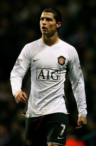 利物浦主场1-1战平升班马桑德兰，迎来赛季首个平局（利物浦主场被升班马桑德兰1-1逼平，收获赛季首个平局）