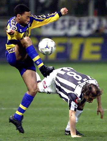 尤文官方：弗拉霍维奇成功接受了左内收肌腱撕脱修复手术（尤文官宣：弗拉霍维奇左侧内收肌腱撕脱修复手术顺利完成）